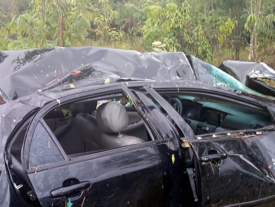 Uma mulher e duas crianças ficam feridas após carro capotar na AM-070