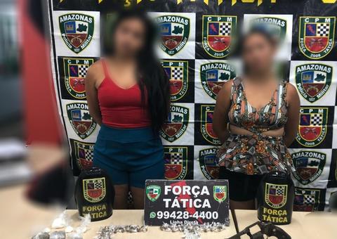 Mulheres são presas com drogas e armas escondidas em forro de casa em Manaus