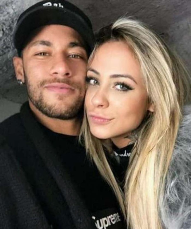 Apontada como affair de Neymar, Bruna Melissa exibe seios antes de assistir jogo do craque