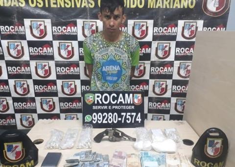 Com sacola de cocaína e mais de R$ 2 mil, jovem é preso em rua de Manaus