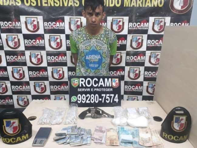 Com sacola de cocaína e mais de R$ 2 mil, jovem é preso em rua de Manaus