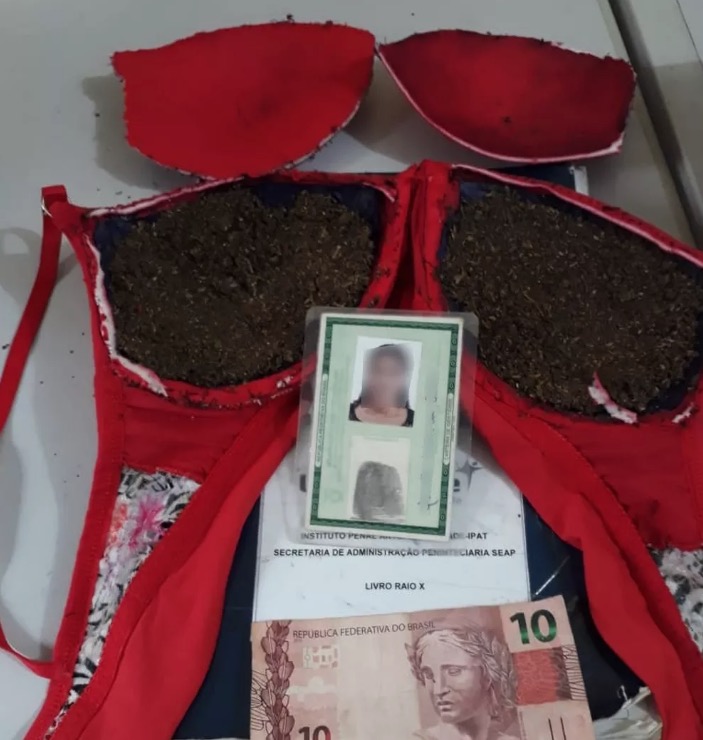 Mulheres são presas com sutiã e bananas recheadas com drogas em Manaus