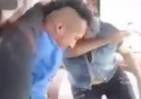 Ao anunciar assalto em ônibus, jovem dá de cara com mãe e leva surra 