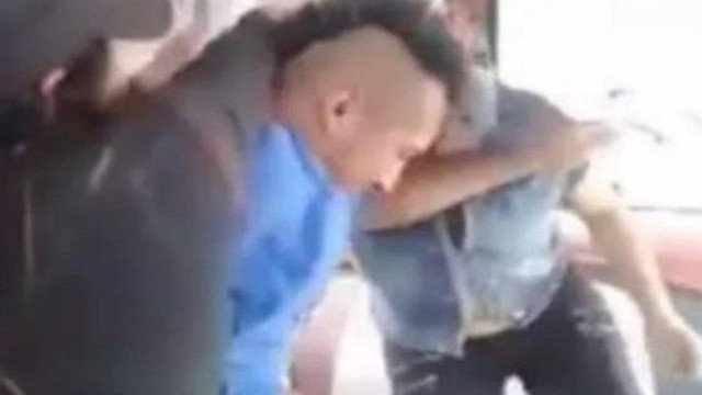 Ao anunciar assalto em ônibus, jovem dá de cara com mãe e leva surra 