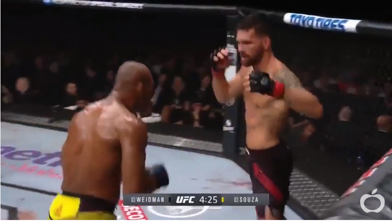 'Jacaré' nocauteia ex-campeão Chris Weidman no UFC 230