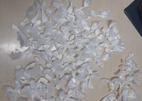 Mulheres são presas com mais de 100 trouxinhas de cocaína em beco de Manaus