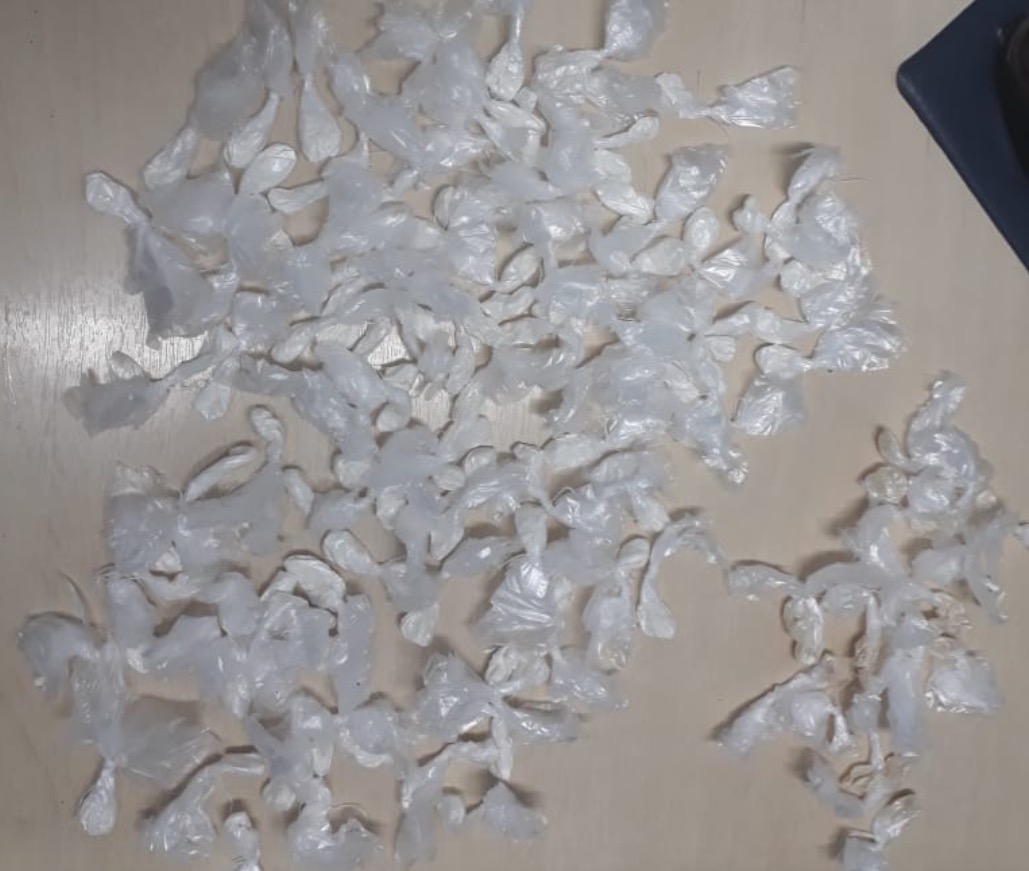 Mulheres são presas com mais de 100 trouxinhas de cocaína em beco de Manaus