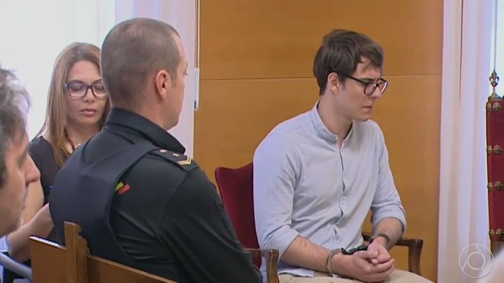 Jovem brasileiro que matou e esquartejou tios e primos é condenado por júri popular na Espanha