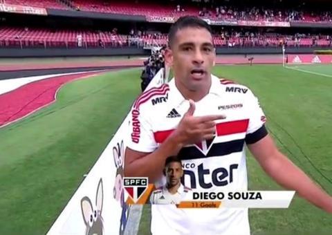 Após gol do São Paulo, Diego Souza faz gesto de arma e bate continência para Bolsonaro