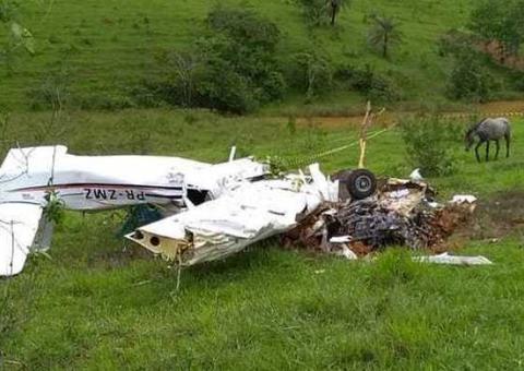 Avião cai próximo a aeroporto e deixa 5 mortos