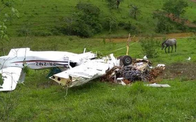 Avião cai próximo a aeroporto e deixa 5 mortos