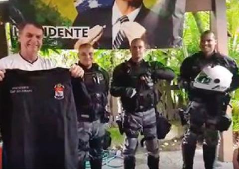 Policiais homenageiam Bolsonaro e dão de presente capacete e camisa