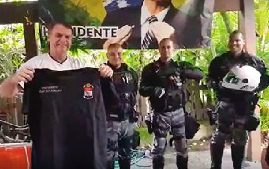 Policiais homenageiam Bolsonaro e dão de presente capacete e camisa