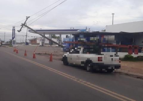 Carro atinge poste de energia e compromete trânsito em avenida de Manaus