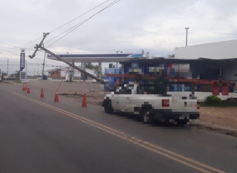 Carro atinge poste de energia e compromete trânsito em avenida de Manaus