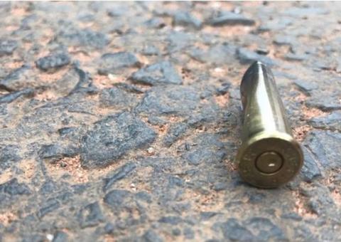 Menina de 12 anos é atingida por tiro dentro de bar