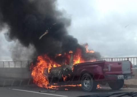 Carro pega fogo e assusta motoristas na Ponte Rio Negro 