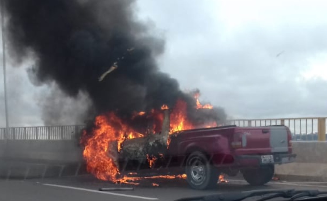 Carro pega fogo e assusta motoristas na Ponte Rio Negro 
