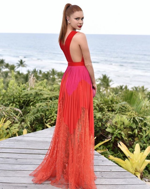 Marina Ruy Barbosa abusa de decote em vestido de R$ 41 mil