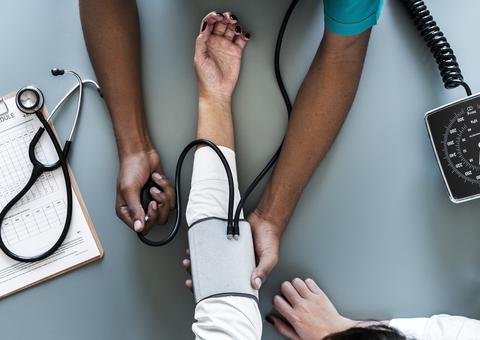 Ação social oferta atendimento médico e corte de cabelo nesta terça-feira