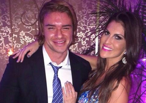 Noiva de Thor posa de micro-biquíni na mansão de Eike Batista