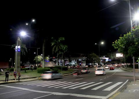 Instalação de faixas com iluminação LED avança em Manaus