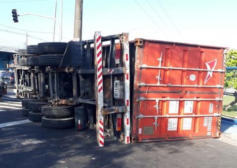 Carreta tomba durante manobra de retorno em avenida de Manaus