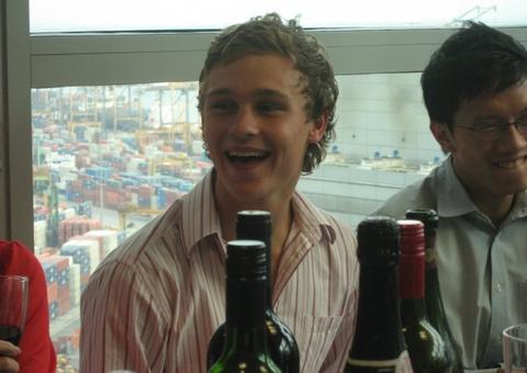 Ex-jogador come lesma durante aposta com amigos e morre após contrair doença perigosa