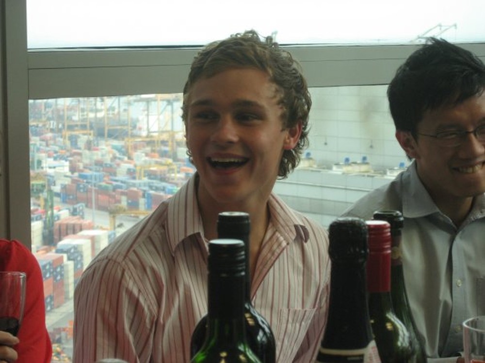 Ex-jogador come lesma durante aposta com amigos e morre após contrair doença perigosa