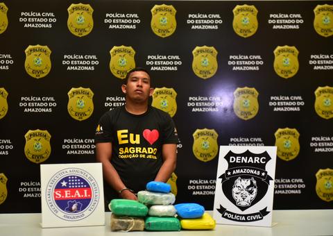 Homem é preso acusado de esconder drogas em teto de barco no Amazonas