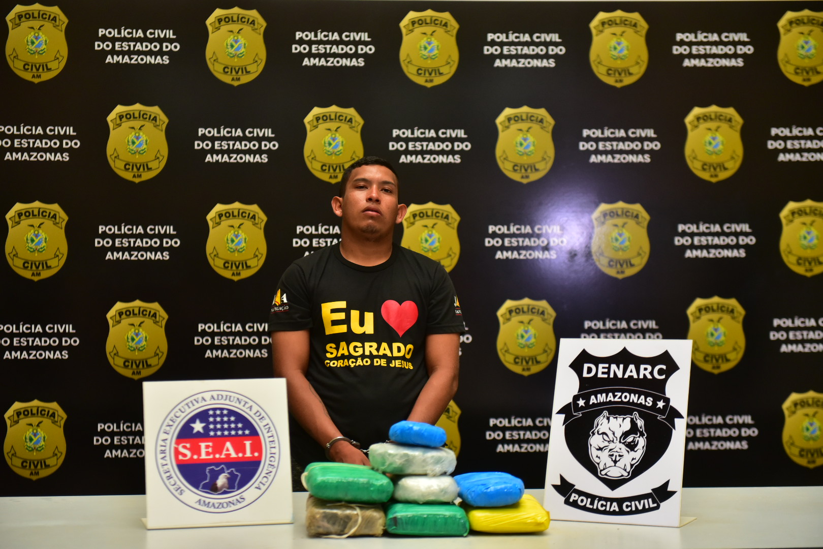 Homem é preso acusado de esconder drogas em teto de barco no Amazonas