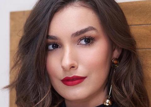 Marina Moschen radicaliza no visual e exibe fios curtinhos para nova novela