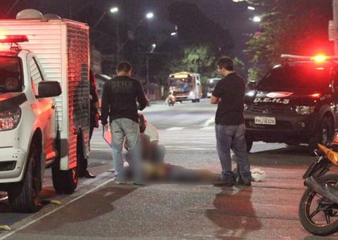 Em Manaus, passageiro de mototáxi é morto a tiros na frente de bar
