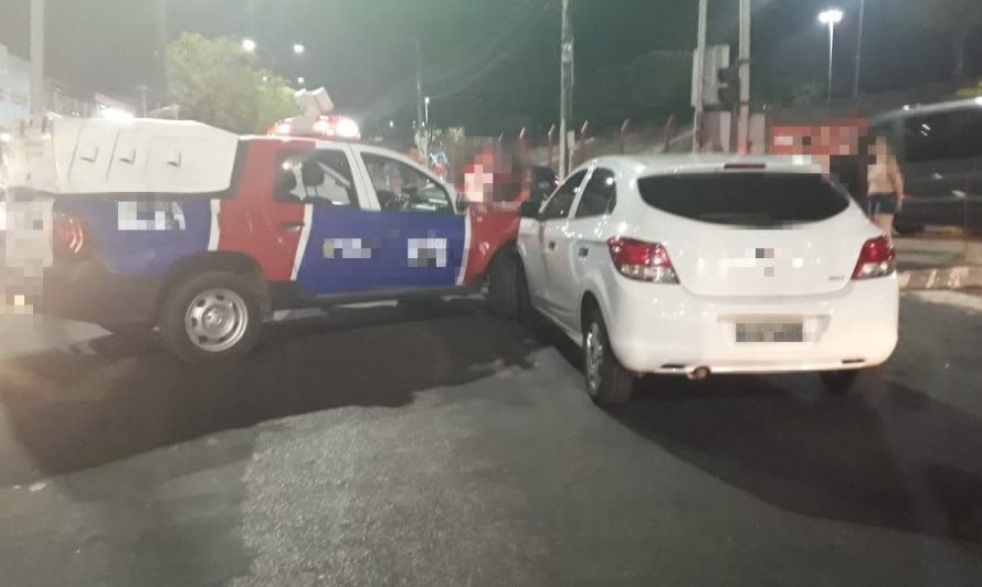 A caminho de ocorrência, viatura da PM e carro se chocam em avenida de Manaus