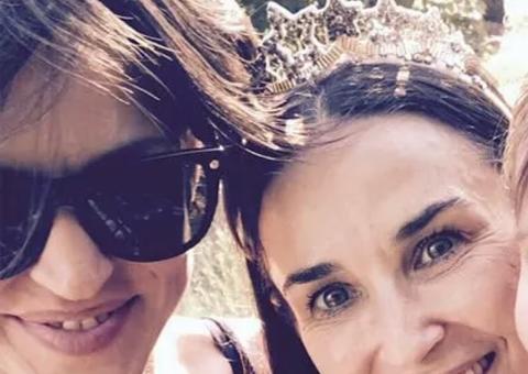 Após três casamentos, Demi Moore está namorando uma mulher