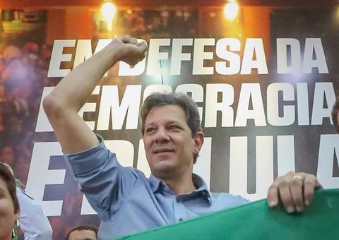 Haddad visita Lula pela primeira vez após derrota para discussão de seu futuro como líder de oposição   