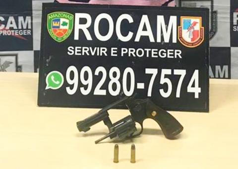 Homem é preso ao ser flagrado com arma em ponto de ônibus em Manaus