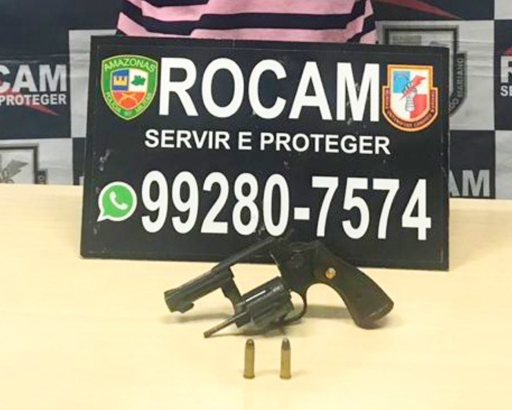 Homem é preso ao ser flagrado com arma em ponto de ônibus em Manaus