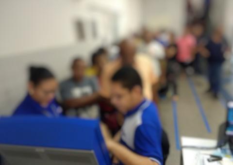 Procon multa banco após flagrar clientes esperando 20 minutos para pegar senha