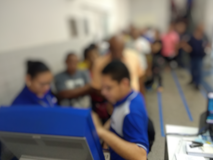 Procon multa banco após flagrar clientes esperando 20 minutos para pegar senha