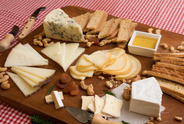 MP pretende contratar buffet de luxo com direito a patinhas de caranguejo, siri e tábua de queijos