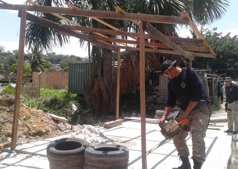 Barraca irregular construída às margens de igarapé é demolida em Manaus
