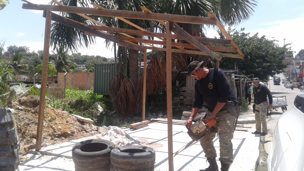 Barraca irregular construída às margens de igarapé é demolida em Manaus