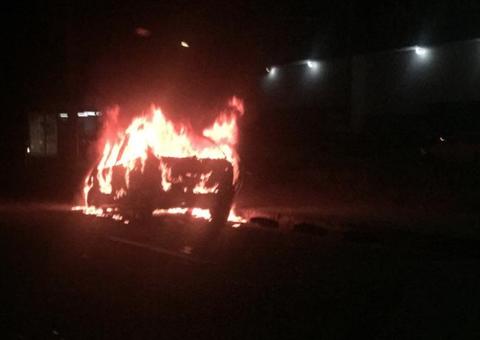 Vídeo mostra carro em chamas em avenida de Manaus