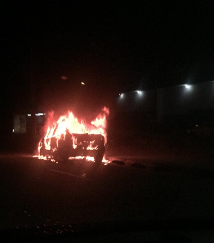 Vídeo mostra carro em chamas em avenida de Manaus