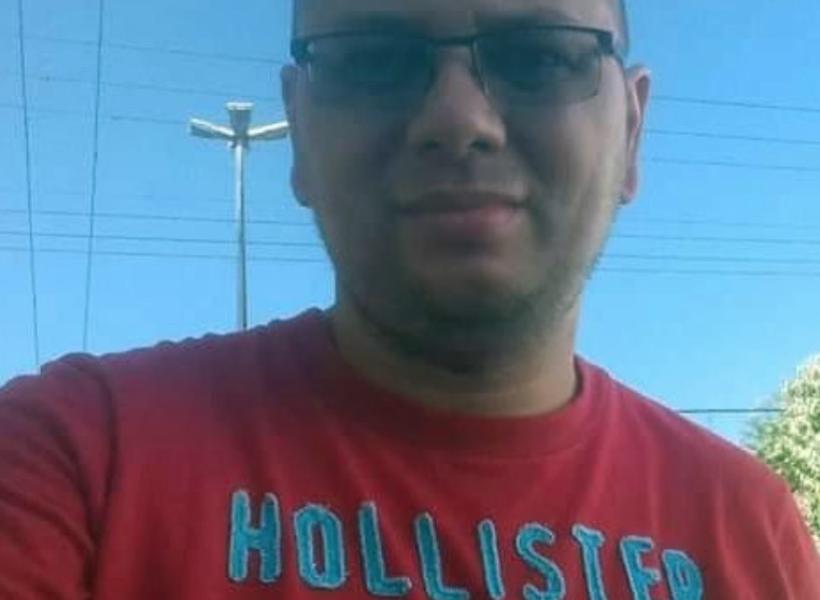 Suspeito de esfaquear irmão de vereadora se apresenta em delegacia no Amazonas