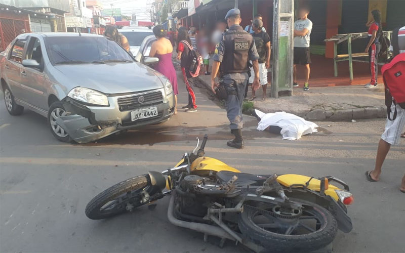 Vigilante morre ao ter motocicleta atingida por carro em cruzamento de Manaus
