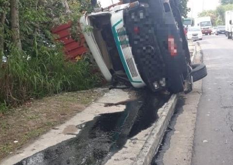 Vídeo mostra momento em que carreta tomba e por pouco não esmaga motorista em Manaus