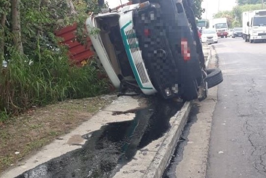 Vídeo mostra momento em que carreta tomba e por pouco não esmaga motorista em Manaus