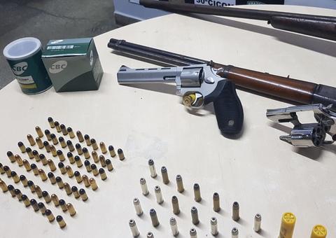 Homem é preso com armas e munições em sítio de Manaus 